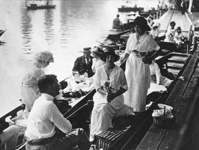 Illustration for article titled Some Classic, Corseted Regatta Fashions from Days Gone By